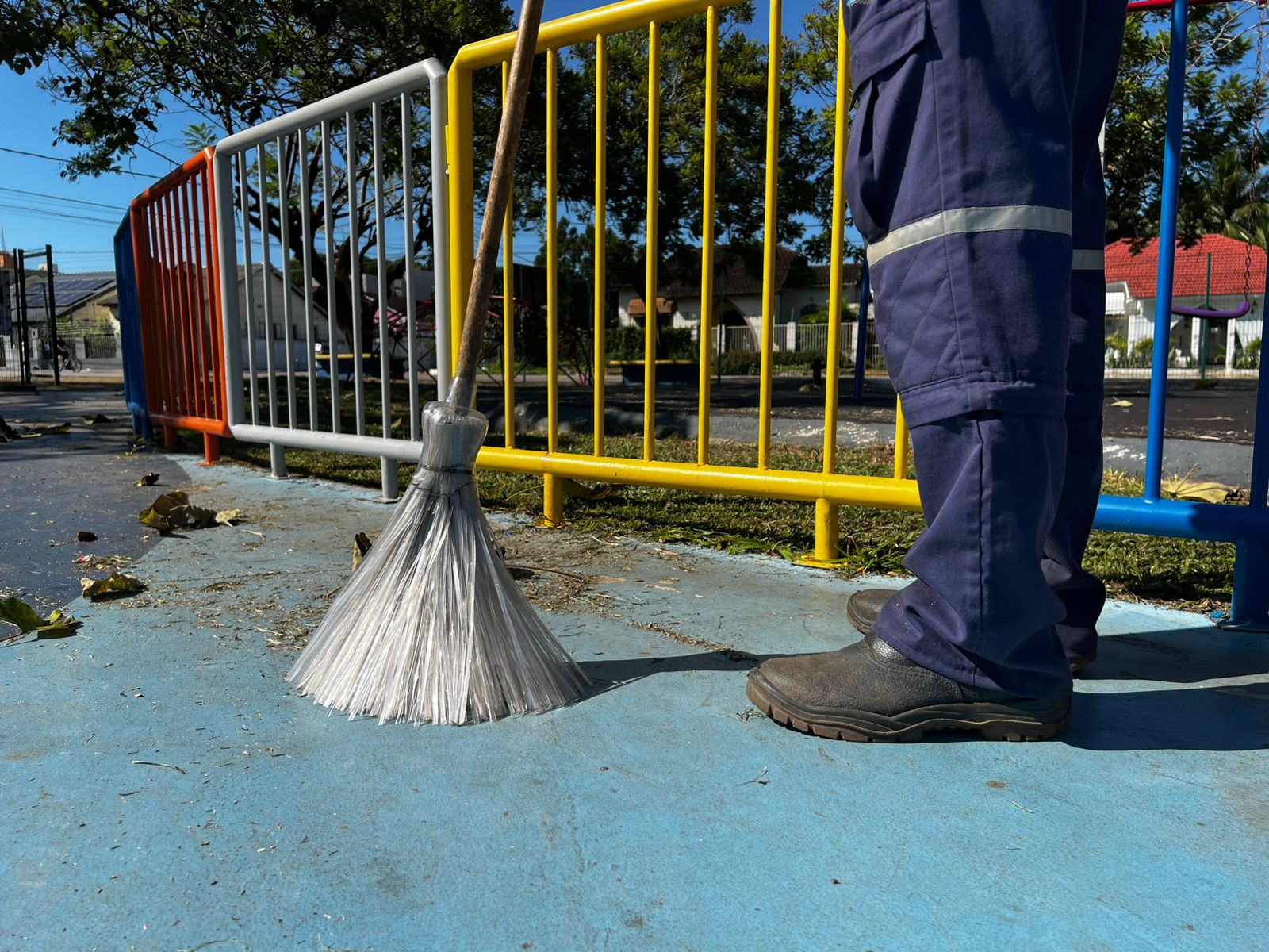RECICLAGEM - Reeducandos produzem vassouras recicláveis e reforçam serviços urbanos