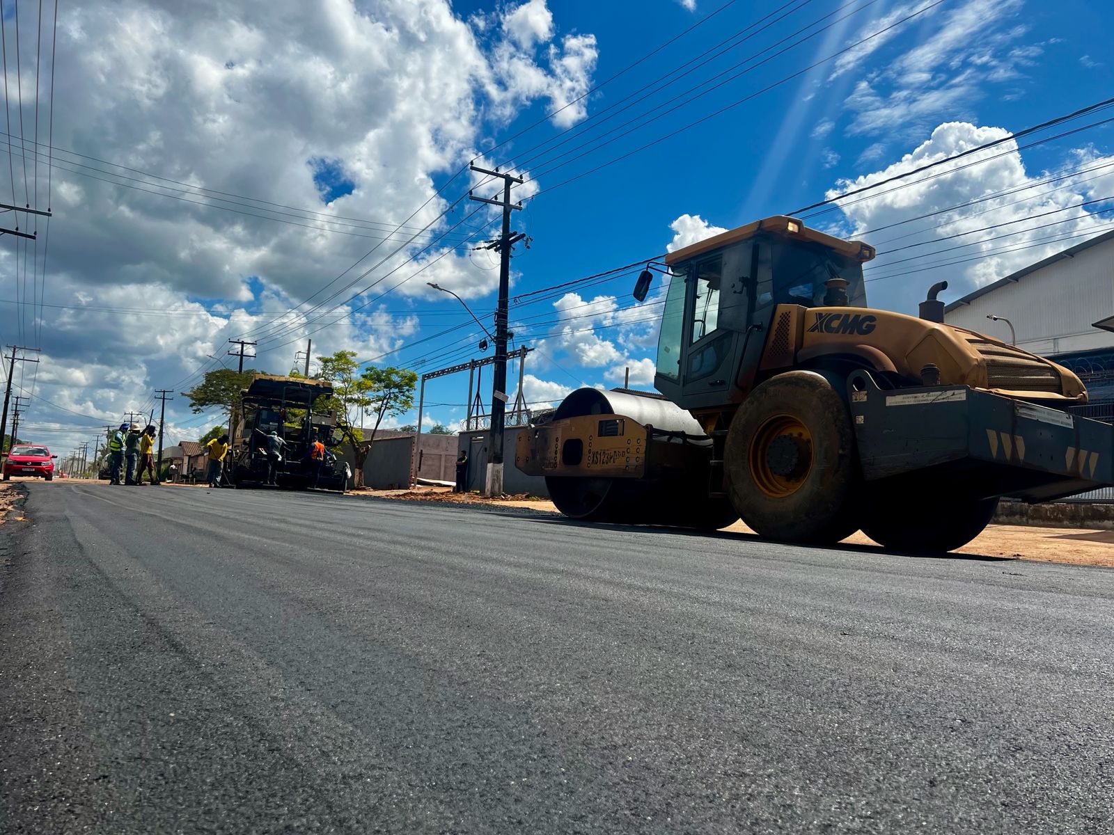 INFRAESTRUTURA - Após drenagem, rua Aparício de Moraes recebe pavimentação no bairro Industrial
