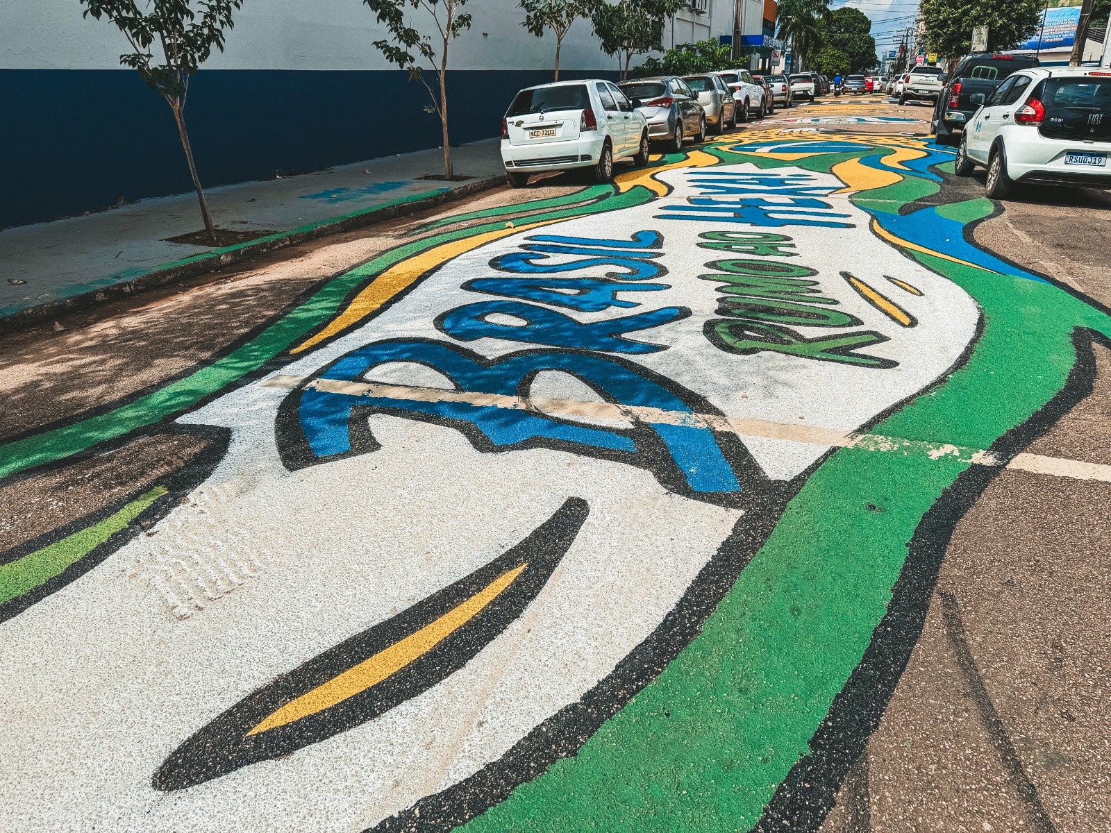 TRADIÇÃO - Prefeitura orienta moradores sobre pintura de ruas para a Copa 