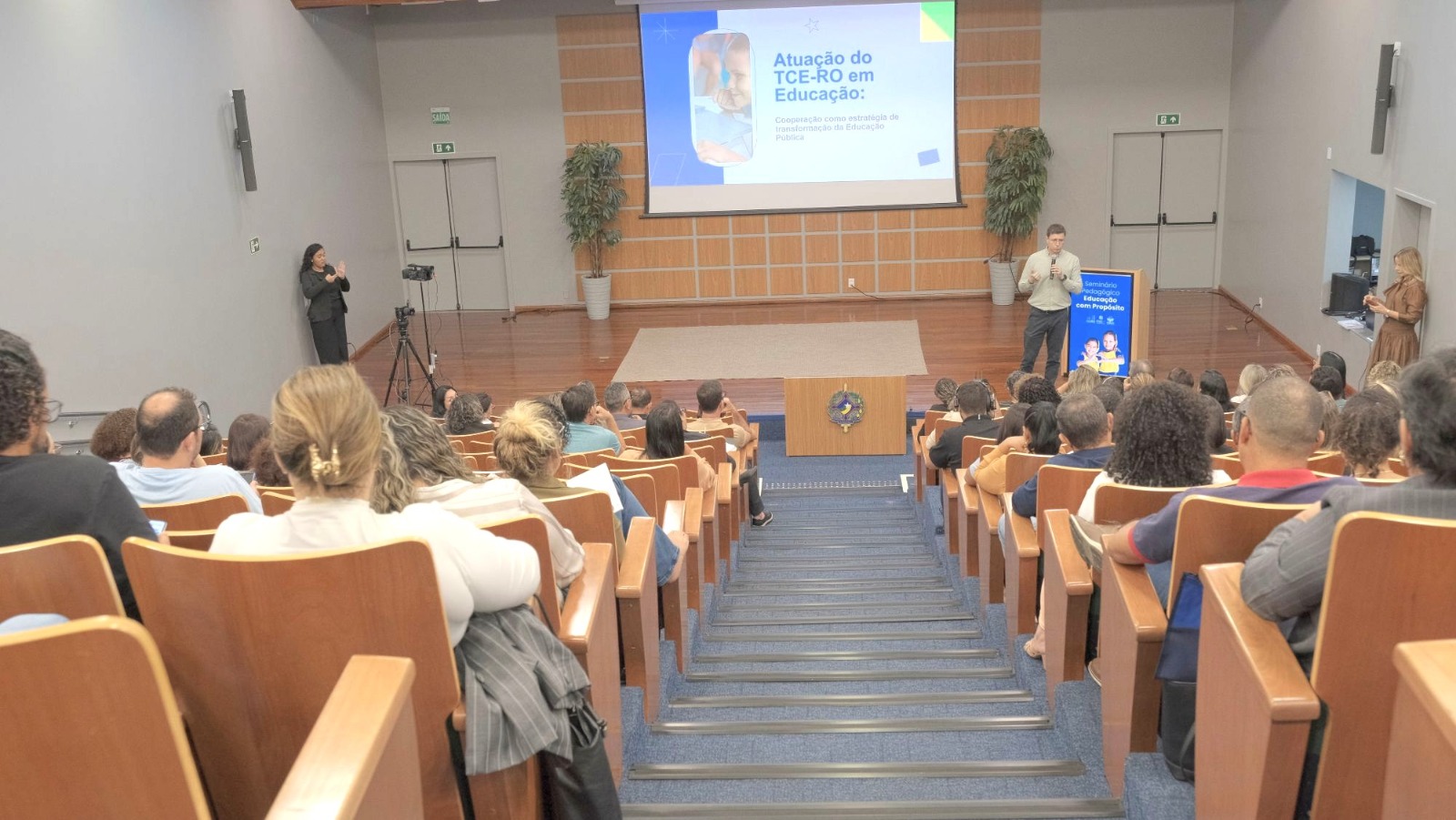 QUALIFICAÇÃO  - Gestores e equipe técnica participam de seminário sobre gestão educacional