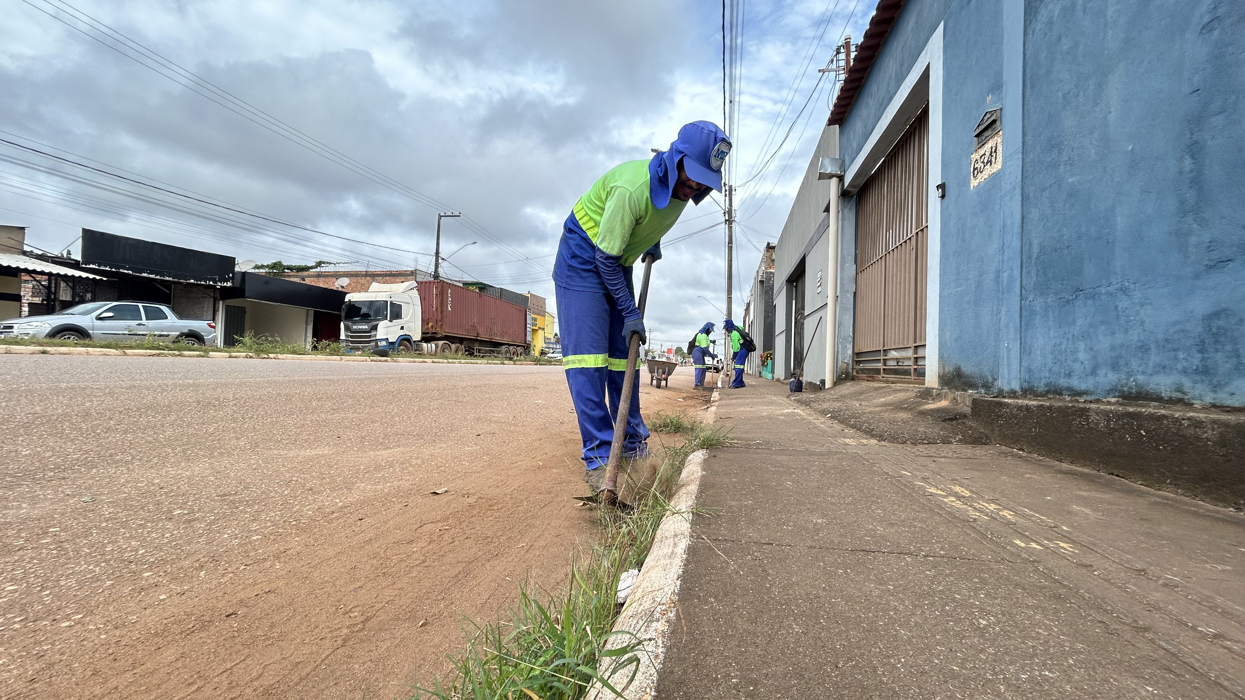 LIMPEZA - Ações de limpeza e roçagem avançam em diferentes regiões da capital 