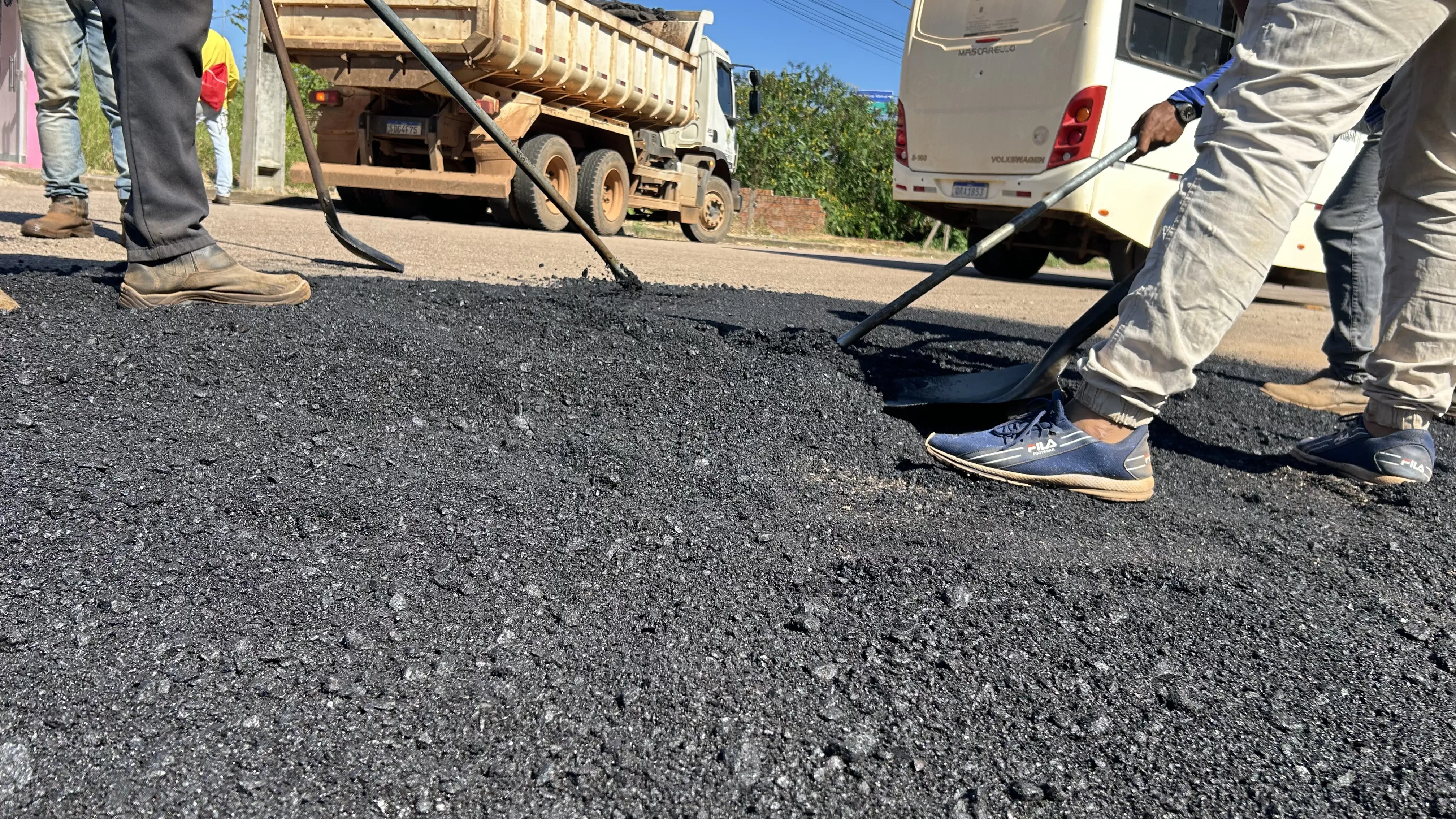 INFRAESTRUTURA - Operação tapa buraco mobiliza dez equipes simultaneamente em um único dia de trabalho