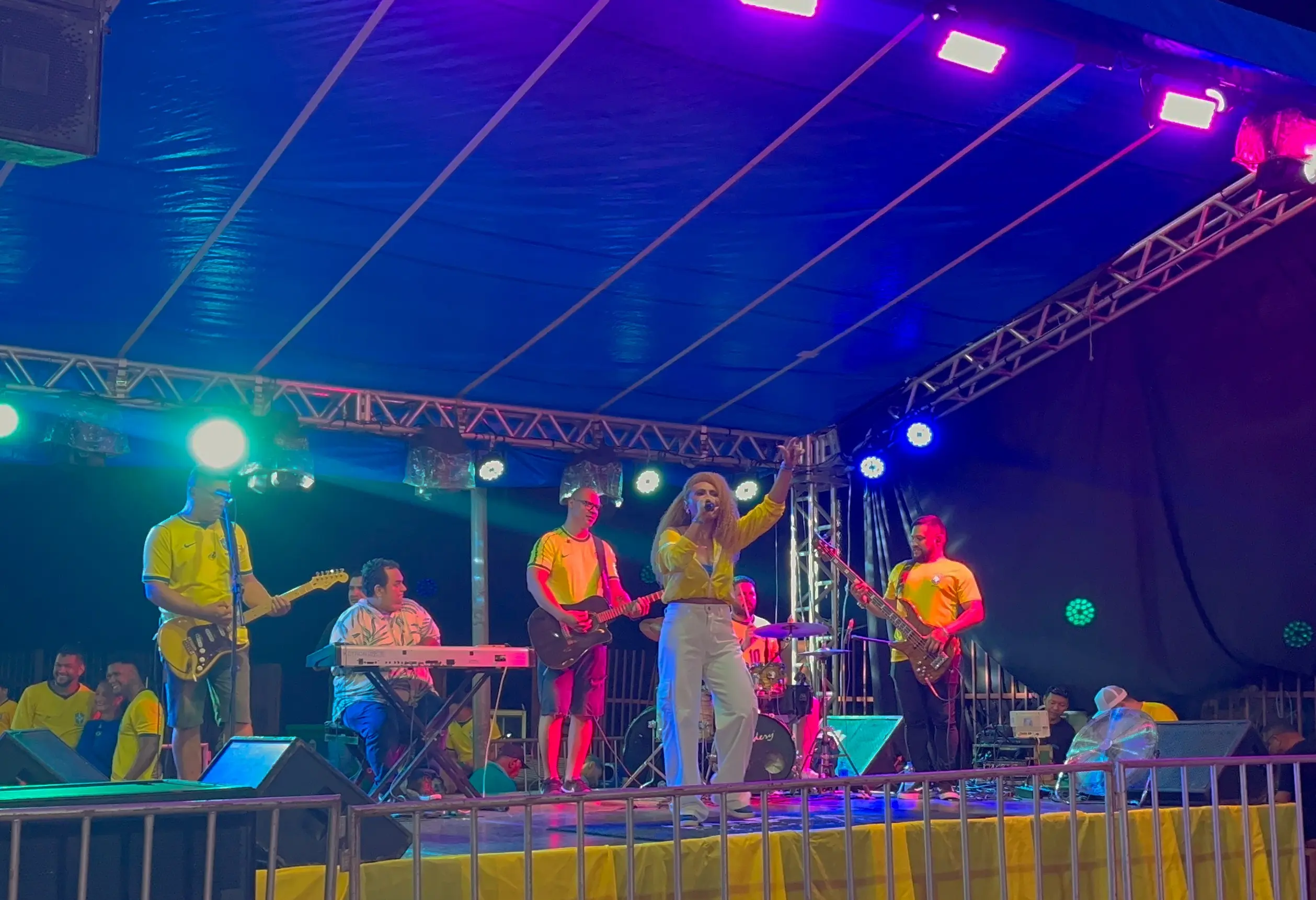 ARTISTAS - Música, dança e futebol transformam Rua do Hexa em grande palco de entretenimento