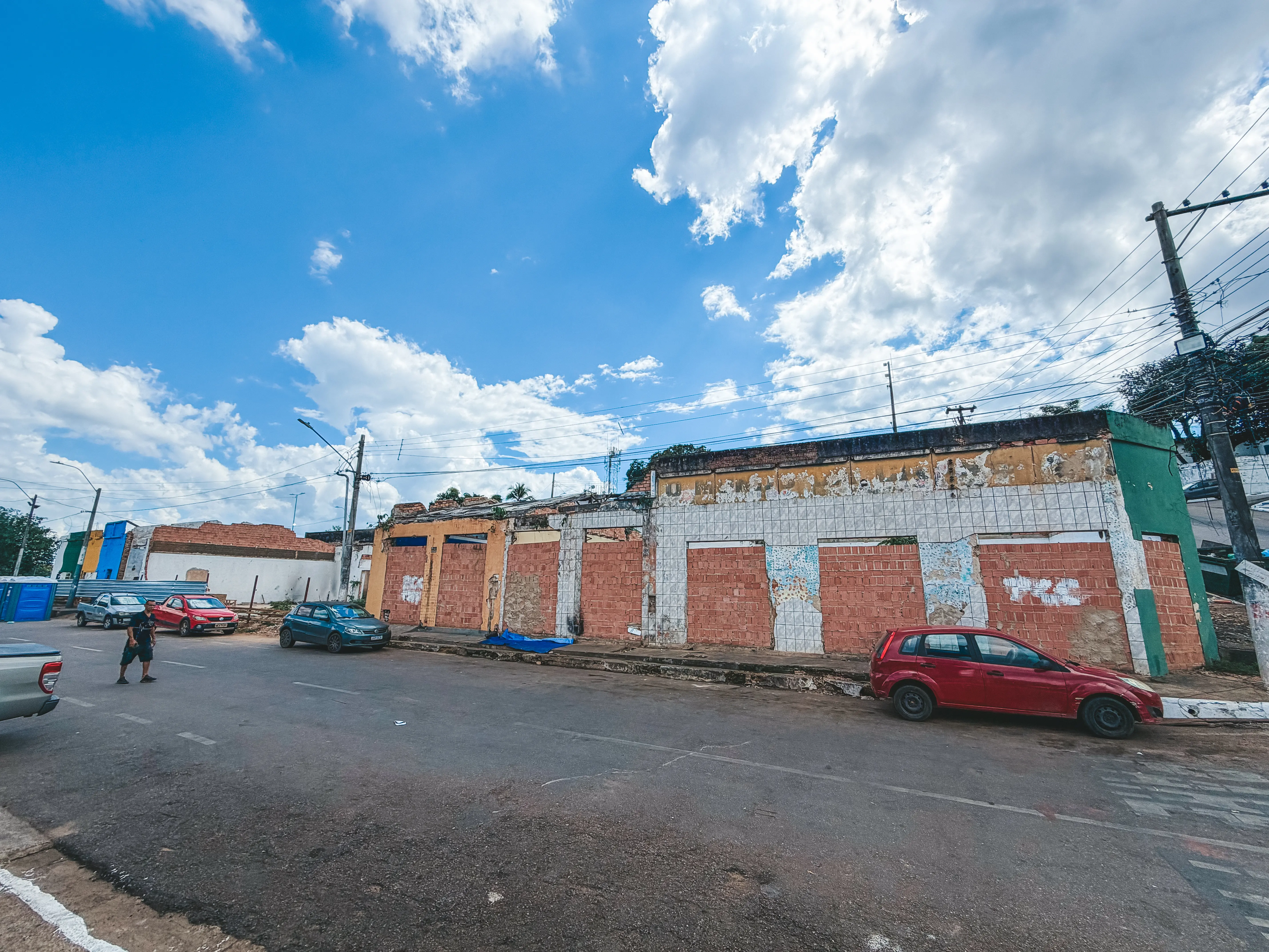 ZONA DE RISCO - Imóvel abandonado será demolido após laudo da Defesa Civil em Porto Velho
