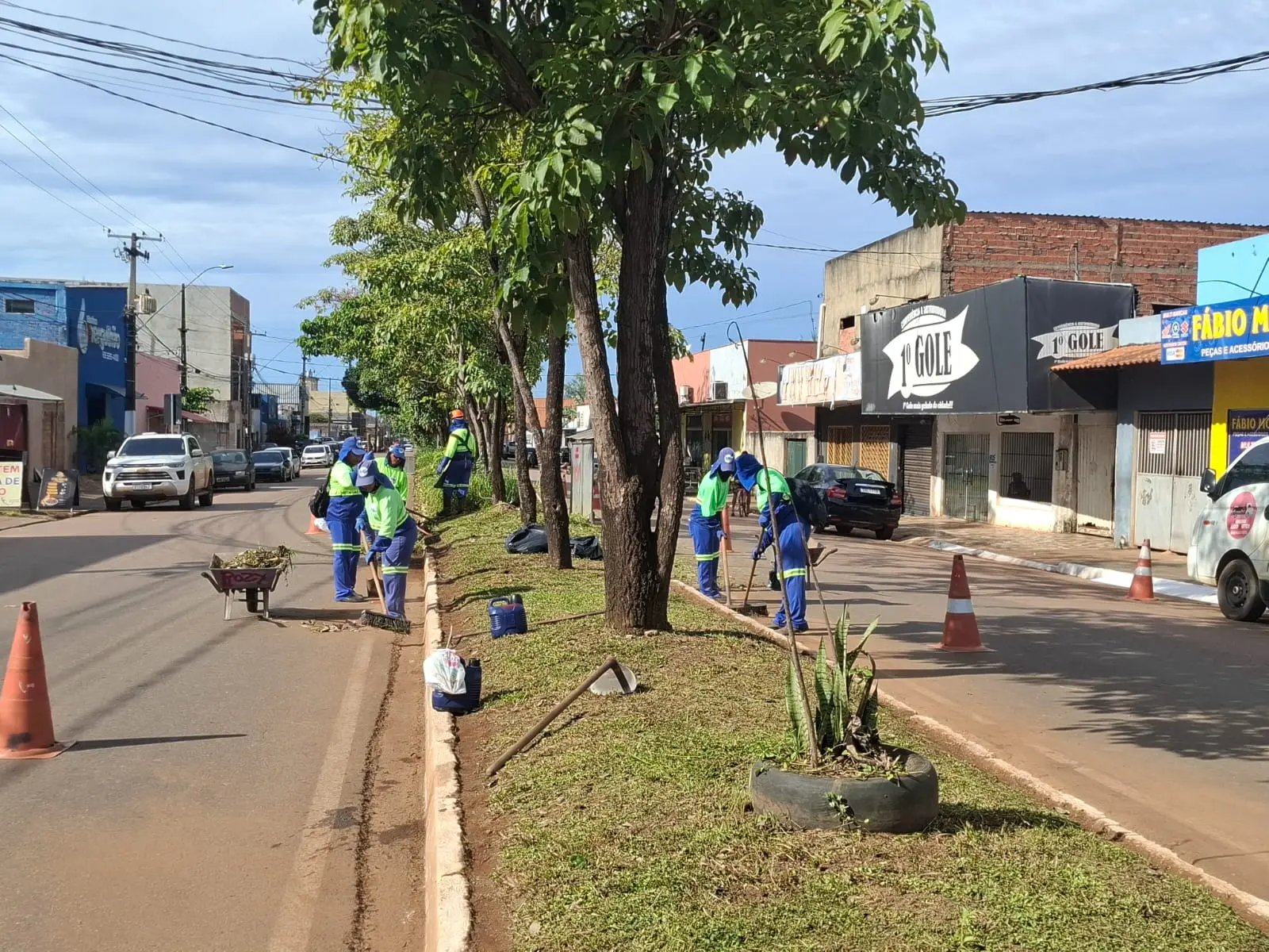 CIDADE LIMPA - Mutirão de limpeza e roçagem atende mais quatro avenidas da capital