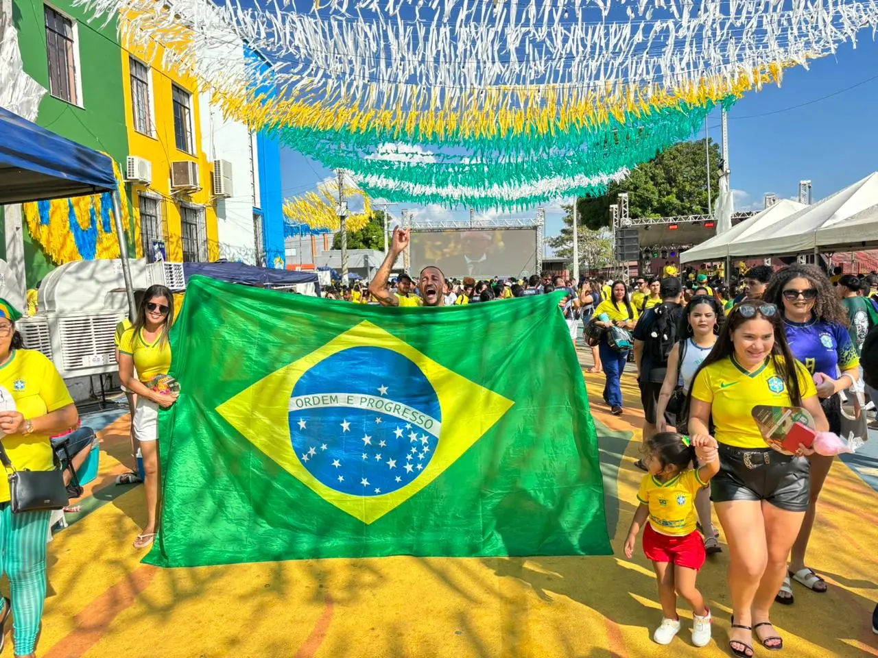 BRASILXJAPÃO - Estrutura com tendas, climatizadores e picolés garante conforto para torcida na Rua do Hexa
