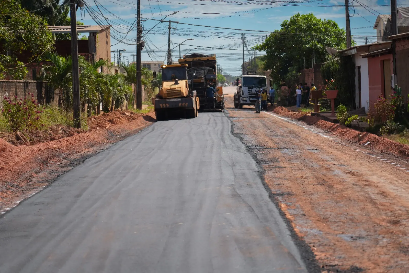 PAVIMENTAÇÃO - Depois de mais de 20 anos, ruas começam a receber asfalto e moradores comemoram a transformação