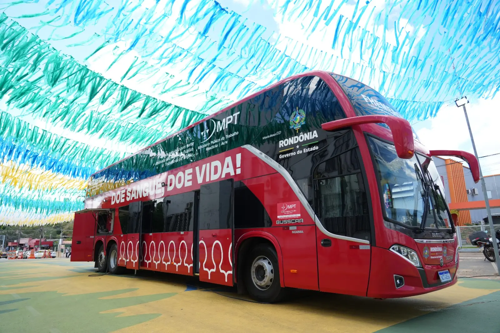 AÇÃO ITINERANTE - Unidade móvel da Fhemeron atende doadores na Rua do Hexa