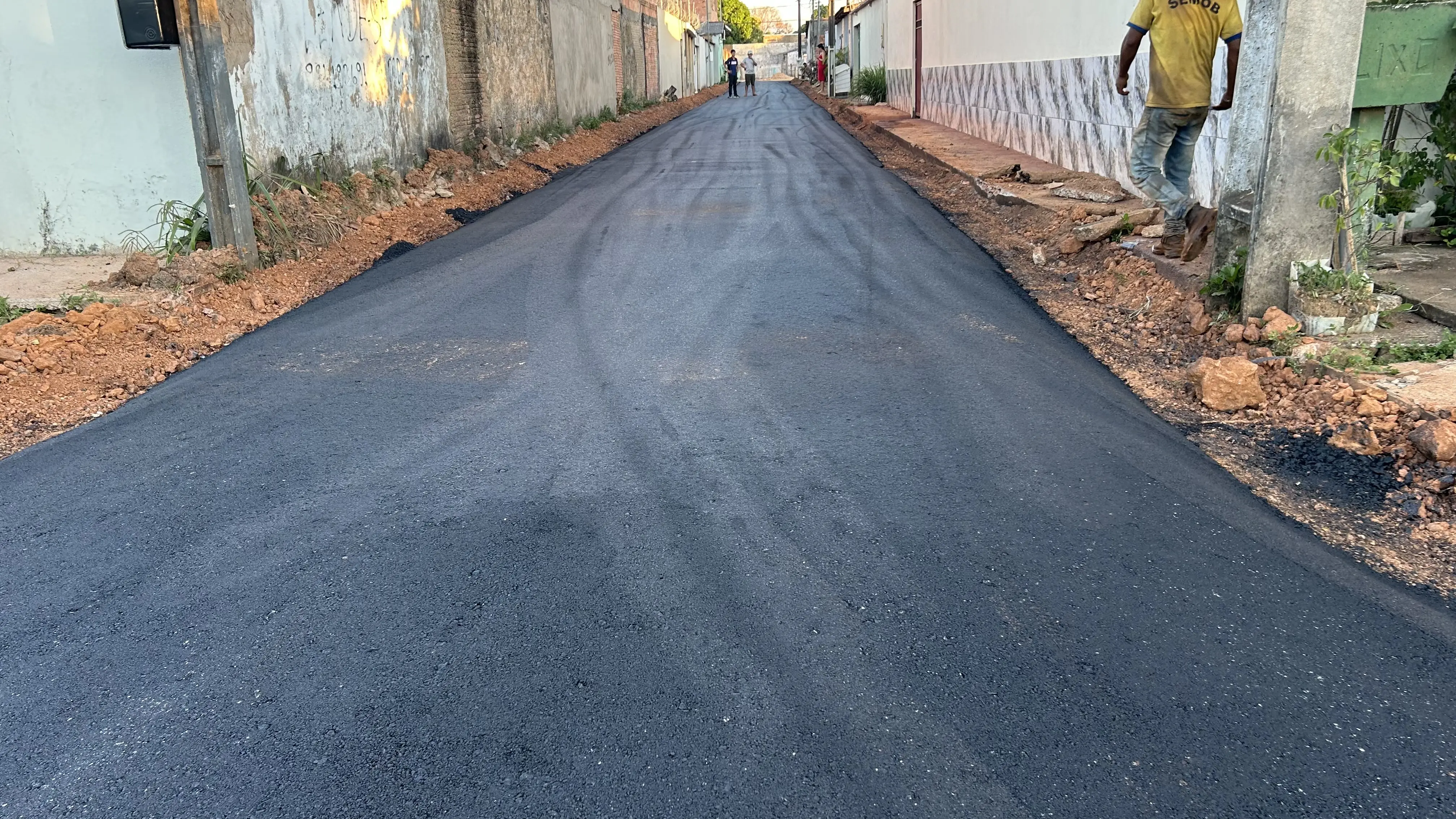 INFRAESTRUTURA - Após 30 anos de espera, moradores das ruas Júlio de Oliveira e Maria da Conceição comemoram chegada do asfalto