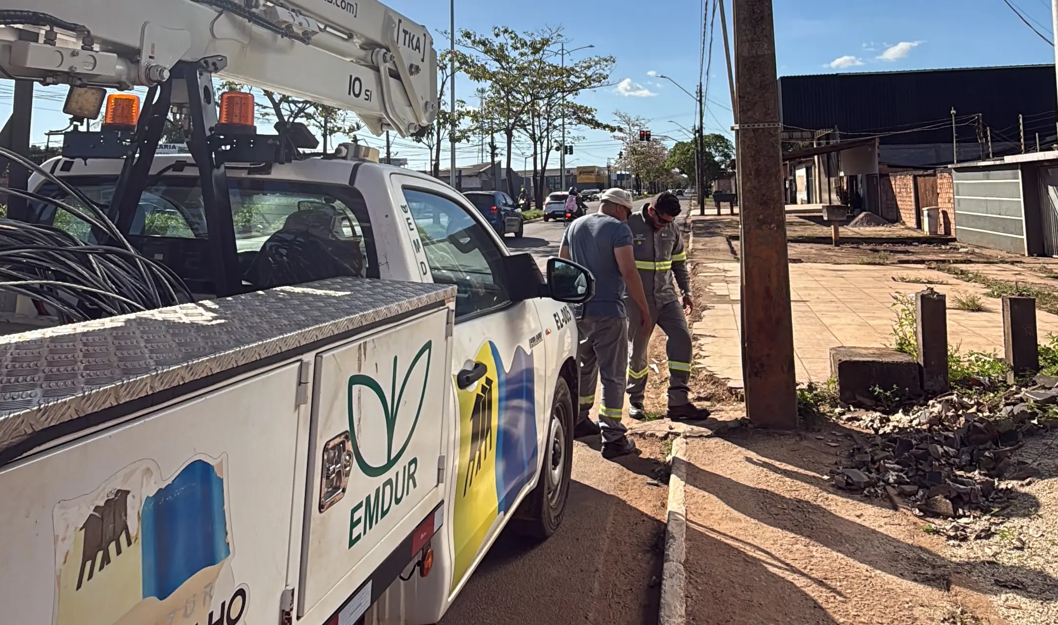 ILUMINAÇÃO - Tentativa de vandalismo na Avenida Guaporé é frustrada por sistema de proteção implantado pela Emdur