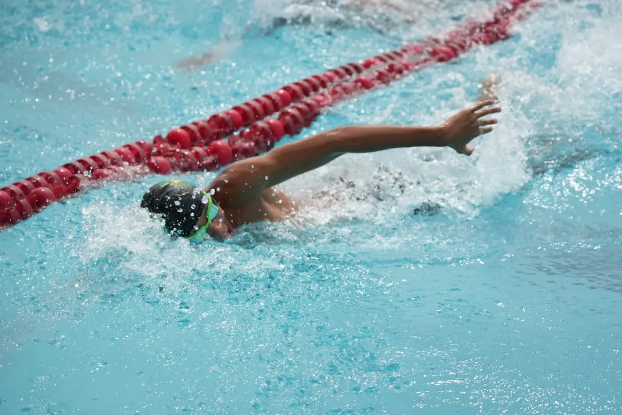 Torneio de natação encerra semestre do Construindo Campeões com superação, inclusão e novos talentos