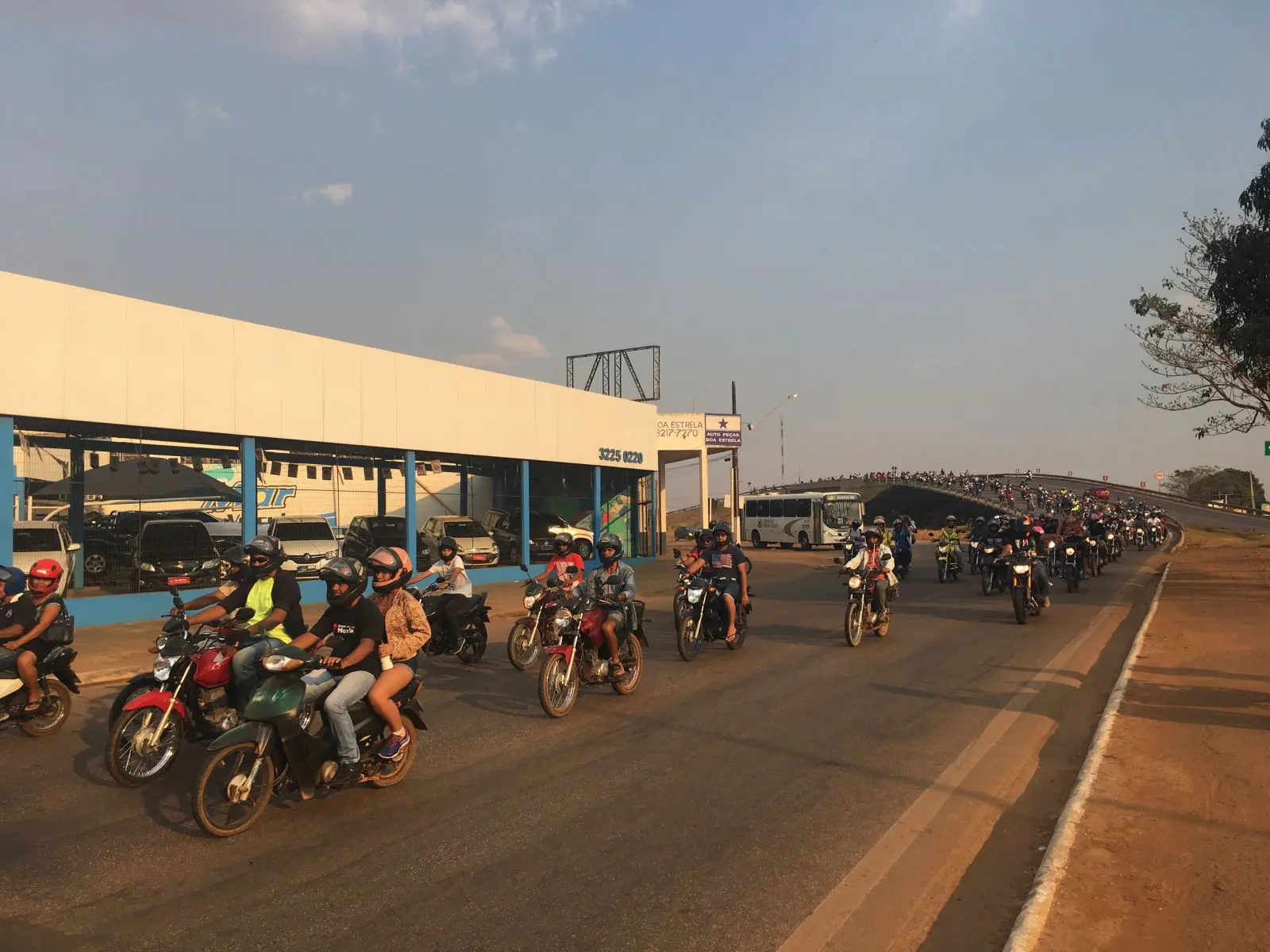 Motociclistas receberão capacete e antena corta-pipa em ação da Prefeitura