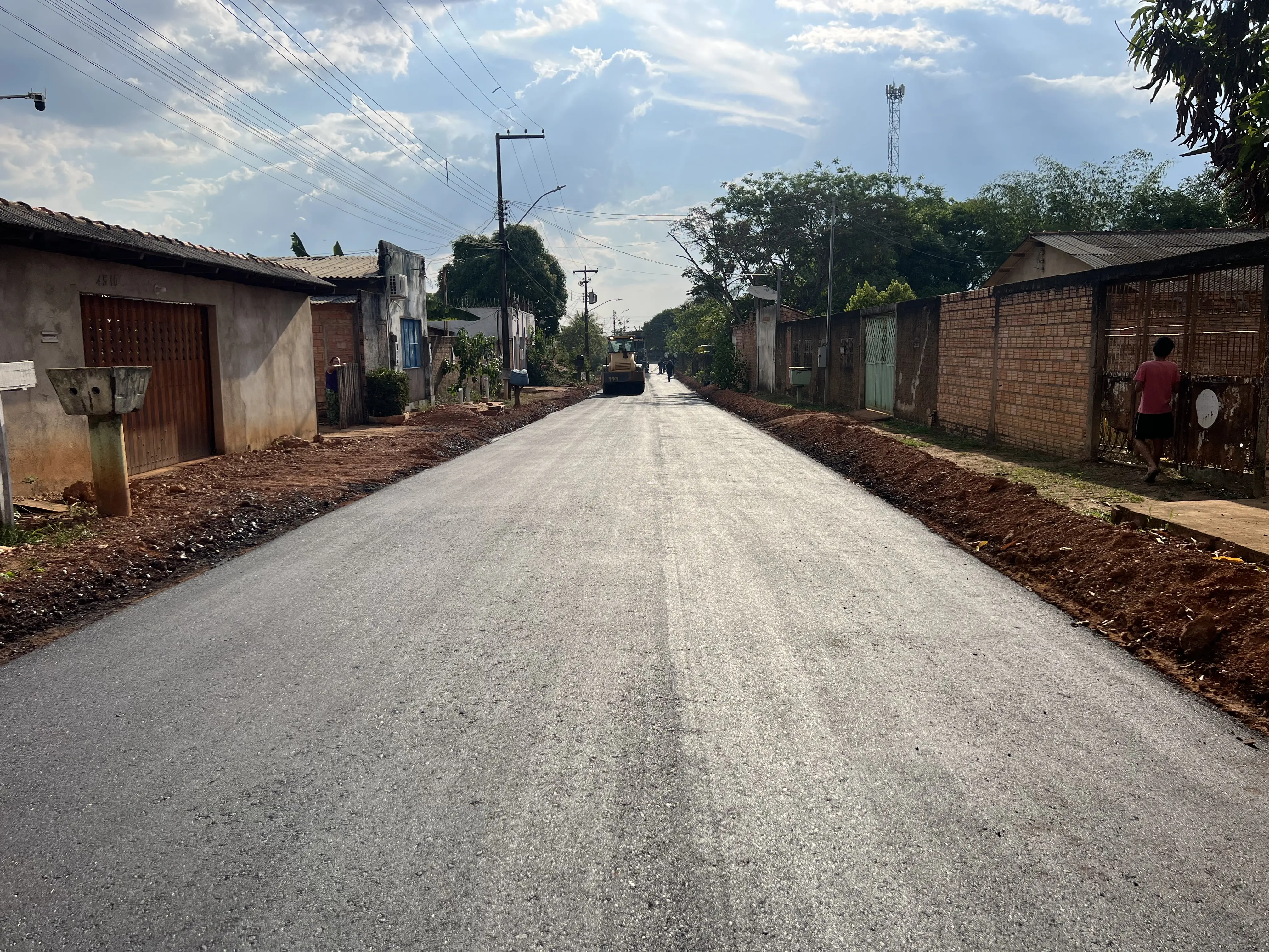 Ruas do bairro Nova Esperança recebem pavimentação após preparação do solo