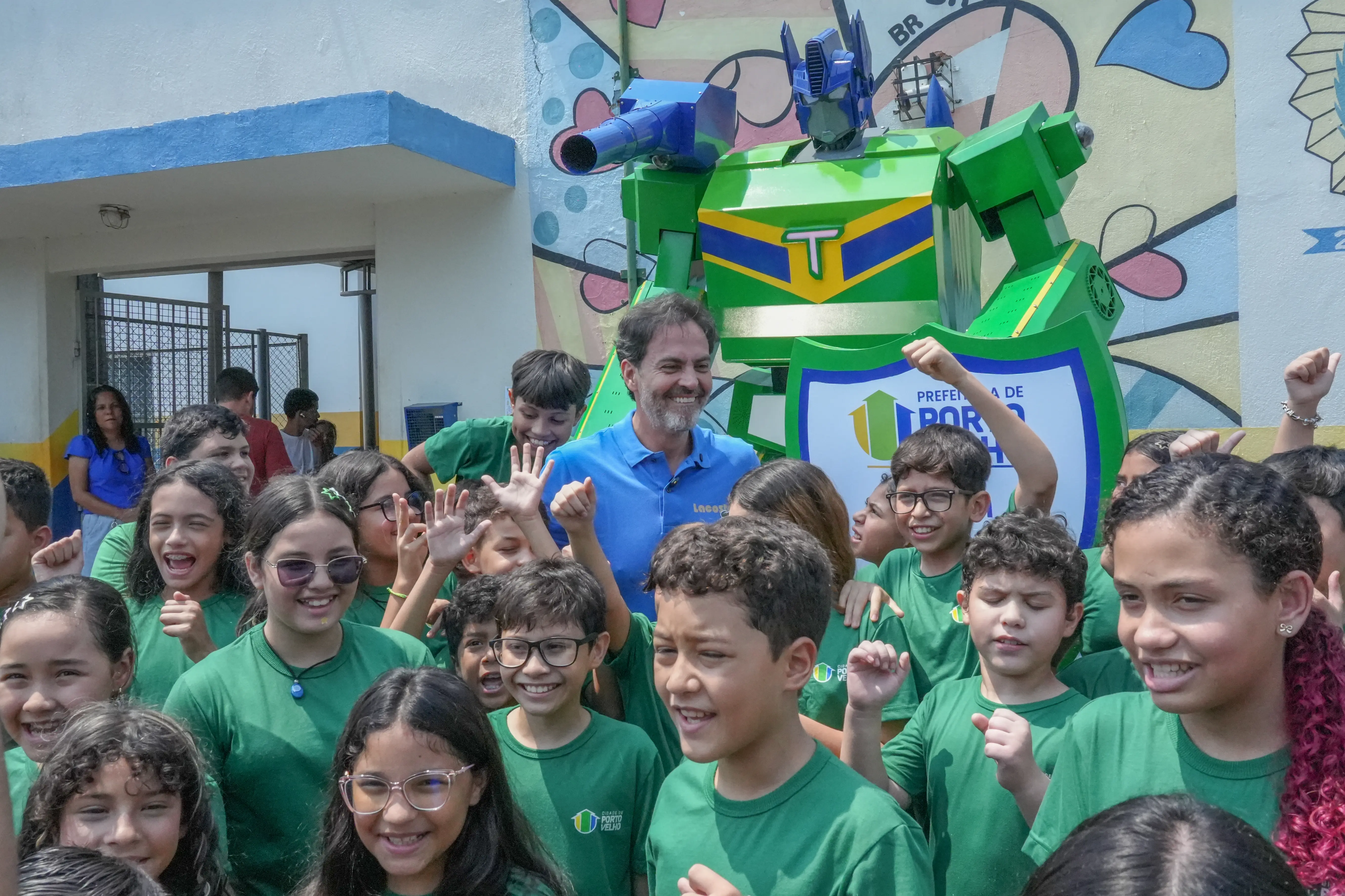 Prefeitura amplia monitoramento das escolas municipais com robô de inteligência artificial 