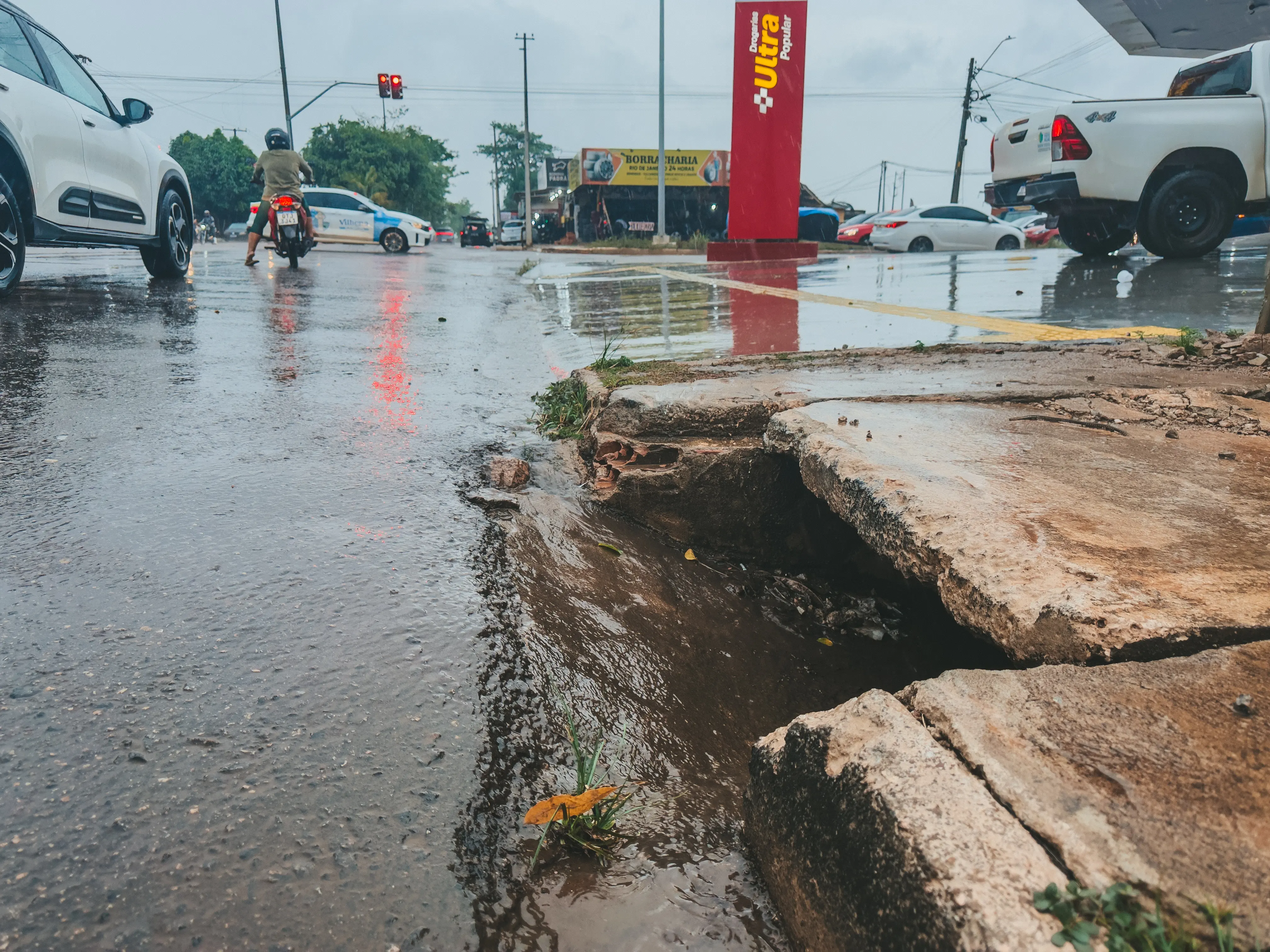 Pontos críticos de Porto Velho apresentam melhor escoamento da água após serviços de drenagem