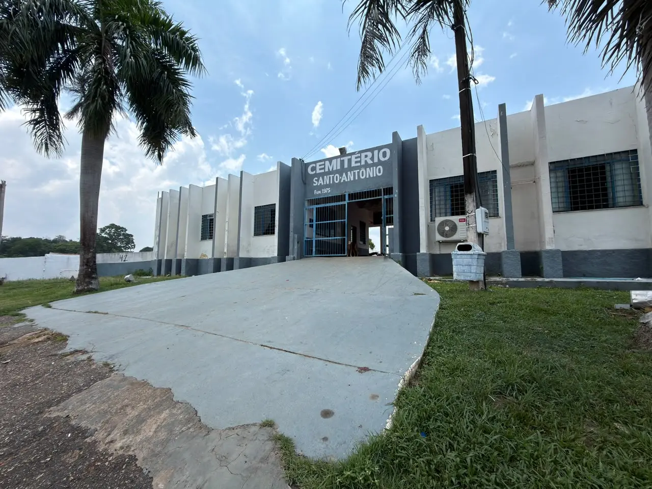 Equipes reforçam limpeza no Cemitério Santo Antônio nesta segunda-feira
