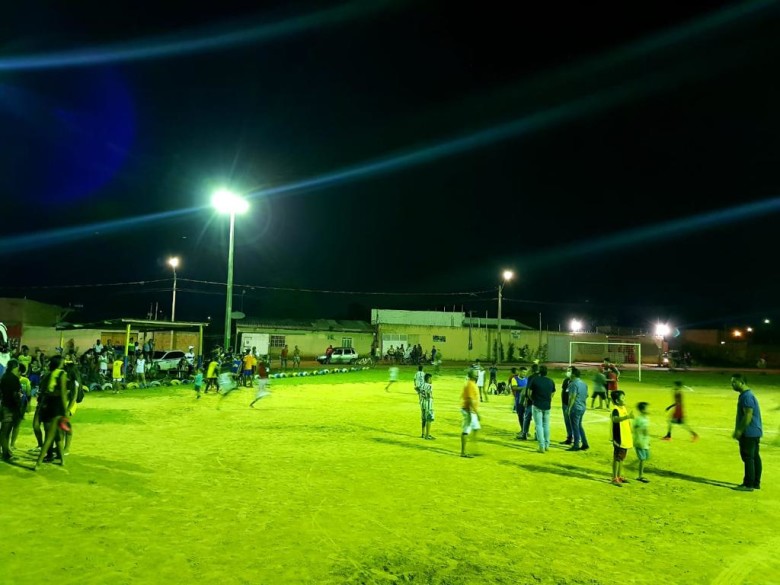 Prefeitura inaugura iluminação do   campo de futebol do bairro Aeroclube