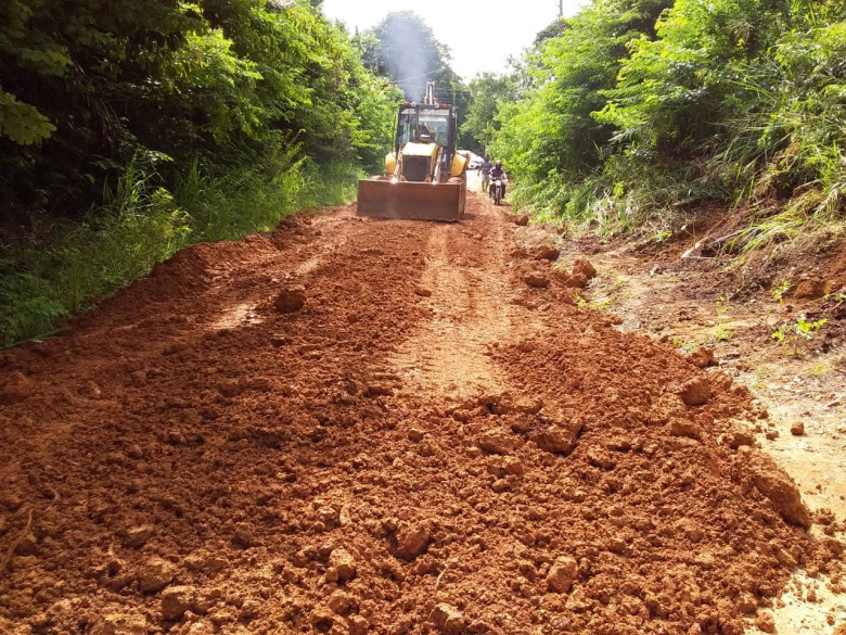 Prefeitura continua trabalhando na Estrada do Belmont