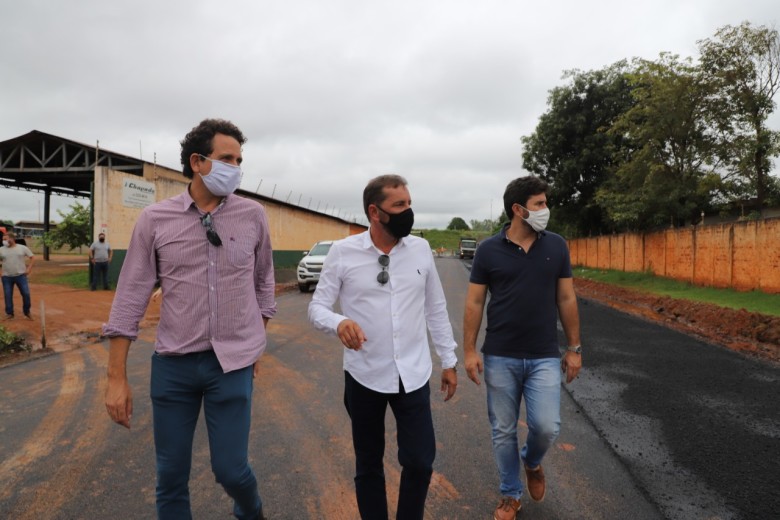 Prefeito Hildon Chaves vistoria obra no bairro Lagoa