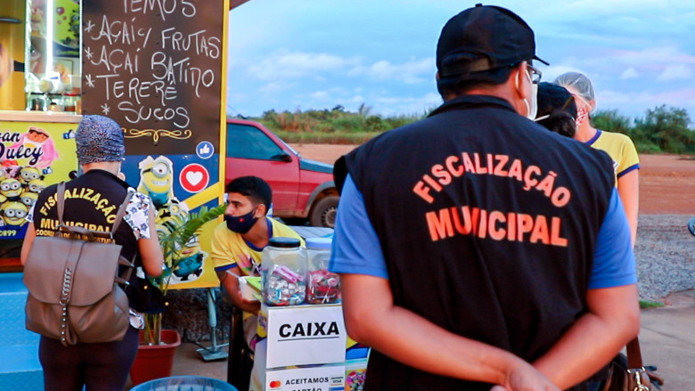 19 - Fiscais da prefeitura orientam ambulantes no Espaço Alternativo
