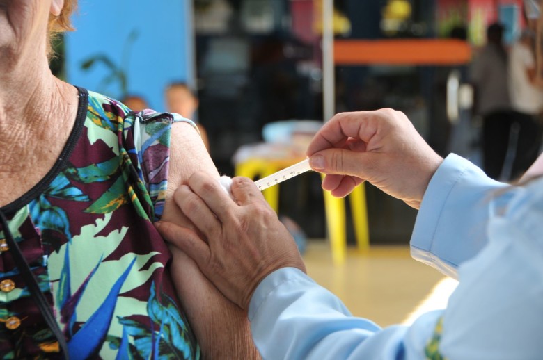 Idosos com 78 anos ou mais já podem agendar a primeira dose da vacina contra a Covid-19