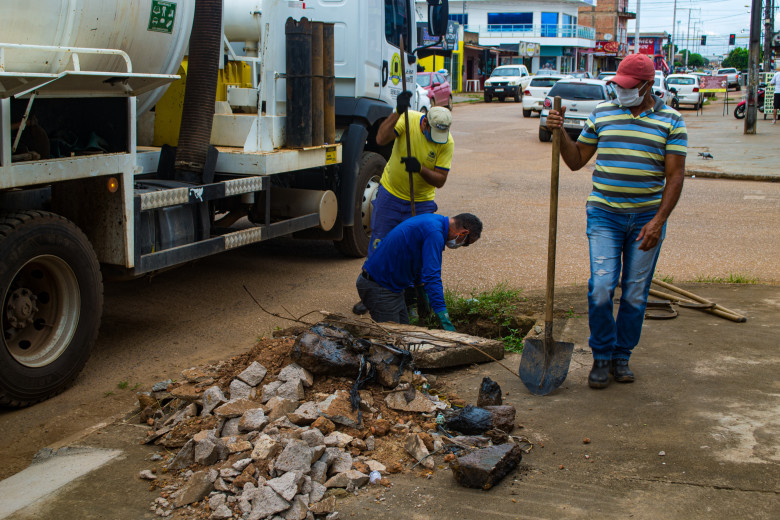 Serviços de limpeza e desobstrução de bueiros são realizados em bairros de Porto Velho