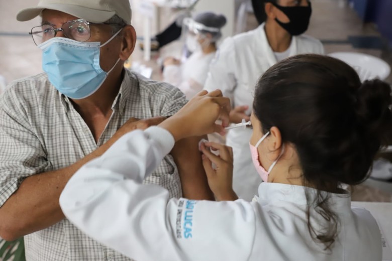 Abertas 700 vagas para imunizar idosos acima de 63 anos contra Covid-19