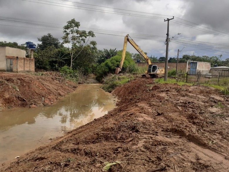 Programa da Prefeitura limpa e urbaniza margens de canais na capital