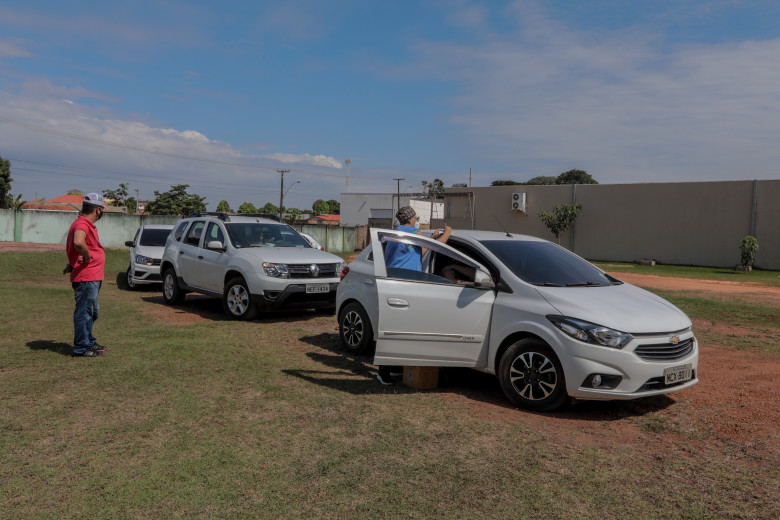 Atendimento em ‘drive thru’ facilita vacinação de pessoas com dificuldades de locomoção