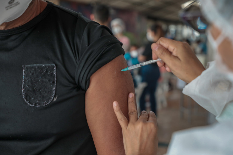 19 - Pessoas com HIV com mais de 65 anos serão vacinadas a partir desta sexta-feira (21)