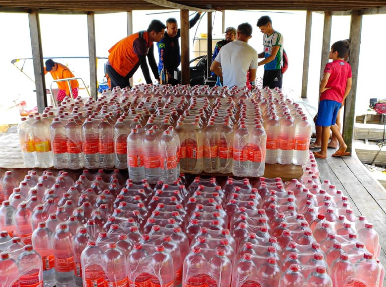 Mais comunidades ribeirinhas são atendidas com água mineral e hipoclorito de sódio