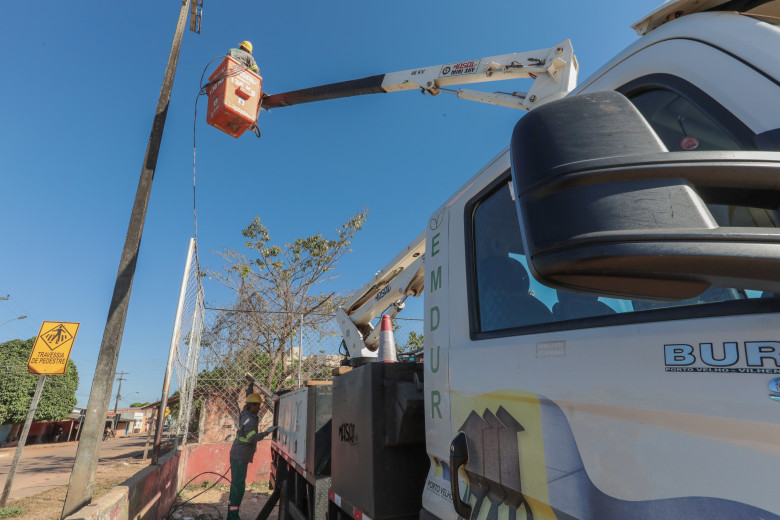 Bairros de Porto Velho recebem melhorias com luminárias de LED