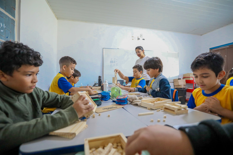 Kits escolares entregues na rede municipal auxiliam no ensino dos alunos