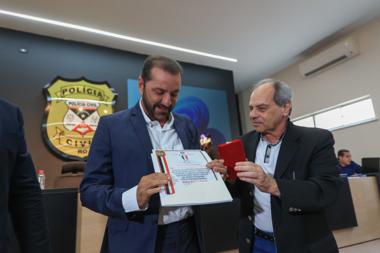 Prefeito Hildon Chaves recebe a medalha Delegado Mauro dos Santos, concedida pela Polícia Civil