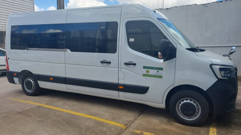 Programa Talentos do Futuro recebe van para transporte de alunos e colaboradores