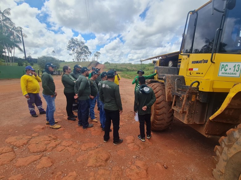 Servidores são capacitados com curso de operador de retroescavadeira