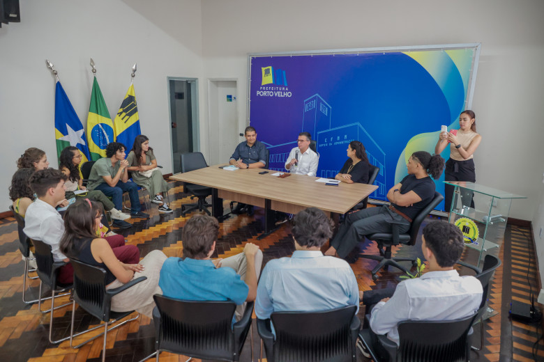 Prefeitura recebe alunos de Administração Pública para discutir desafios e propostas para a gestão 