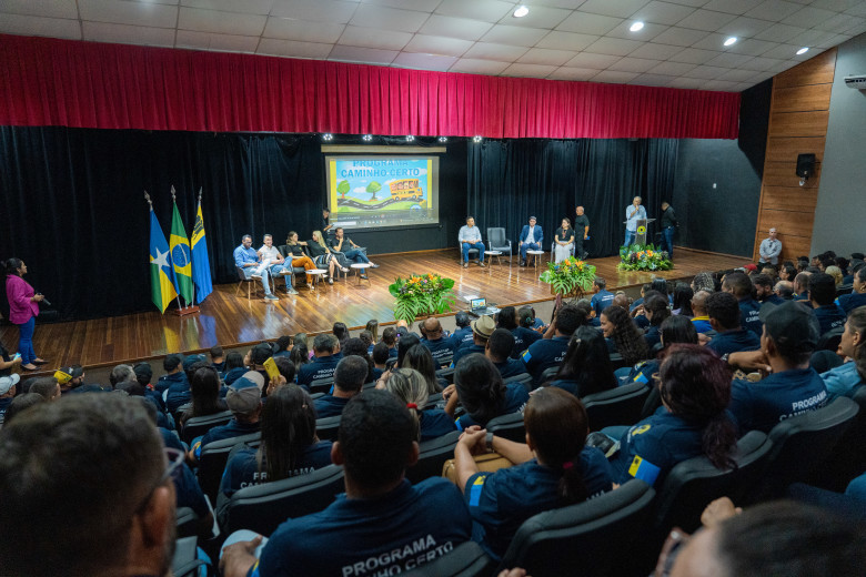 Motoristas e monitores do transporte escolar passam por capacitação em Porto Velho