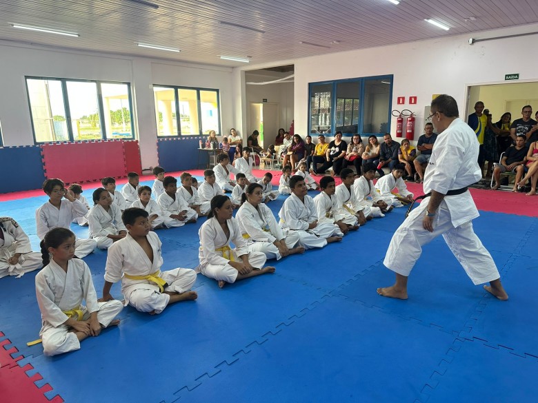 Karatecas do Programa Talentos do Futuro participam de exame de graduação de faixas