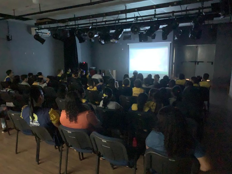 Prefeitura realiza mais uma sessão especial de cinema para as crianças dos projetos da Praça CEU