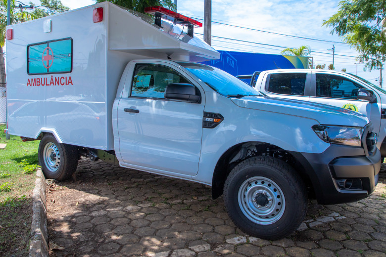 Prefeitura entrega ambulância e duas caminhonetes para reforçar a saúde na zona rural