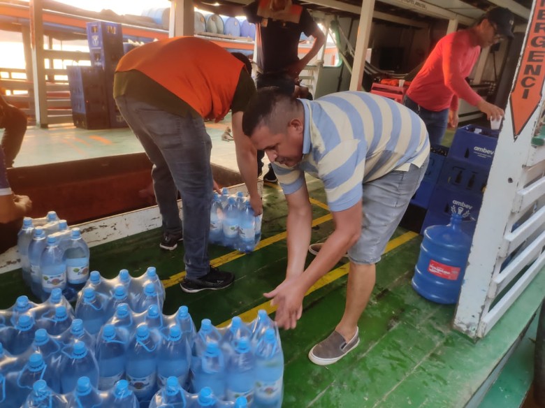 Defesa Civil Municipal mantém distribuição de água mineral para famílias atingidas pela seca