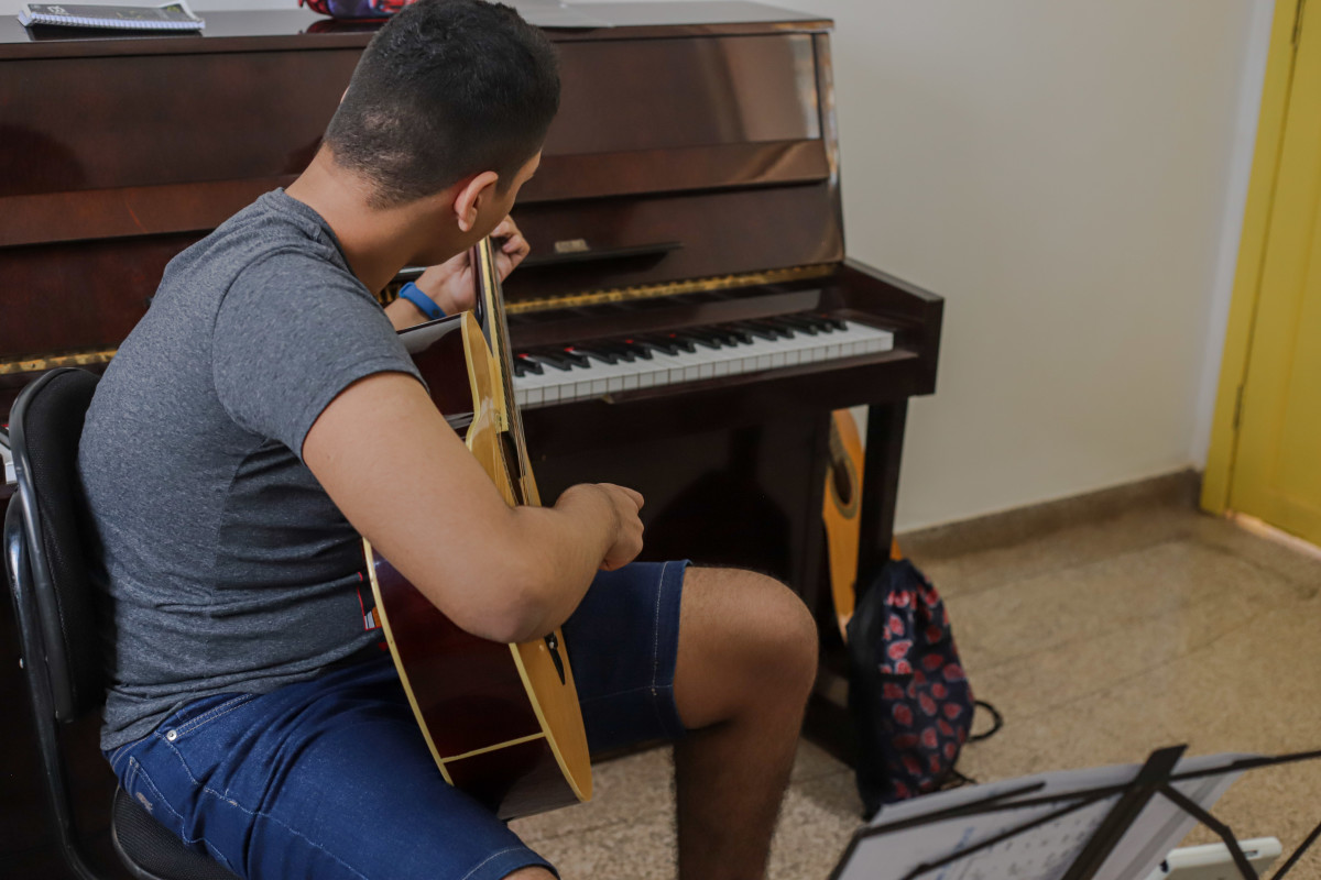 Cursos oferecidos incluem Música, Dança, Artes Visuais e Teatro,
