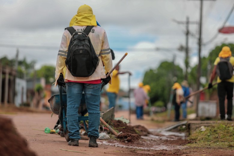 Equipes de profissionais se espalham pelos quatro cantos da cidade realizando o serviço de limpeza