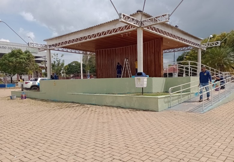 Foram reerguidos quatro varais de lâmpadas que decoram o coreto da praça