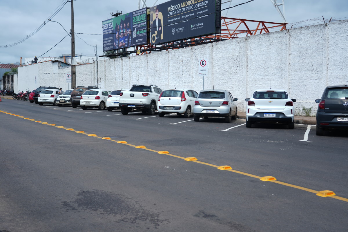 Ao lado do Porto Velho Shopping, a Prefeitura abriu mais vagas para estacionamento e melhorou o fluxo de veículos