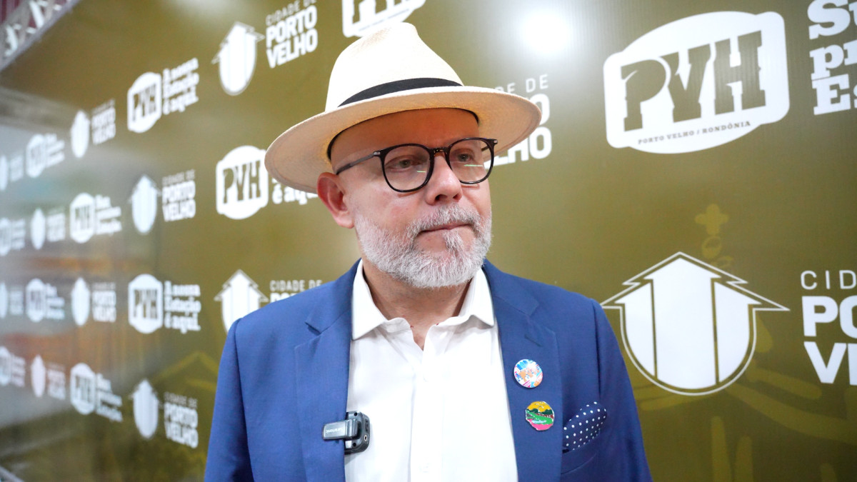De acordo com o historiador e professor, Aleks Palitot, existem duas versões sobre o surgimento do nome Porto Velho