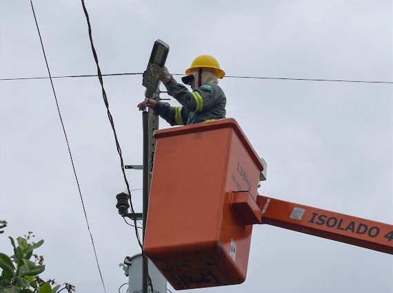 Via passou a contar com 25 novos postes, totalizando aproximadamente 800 metros de iluminação