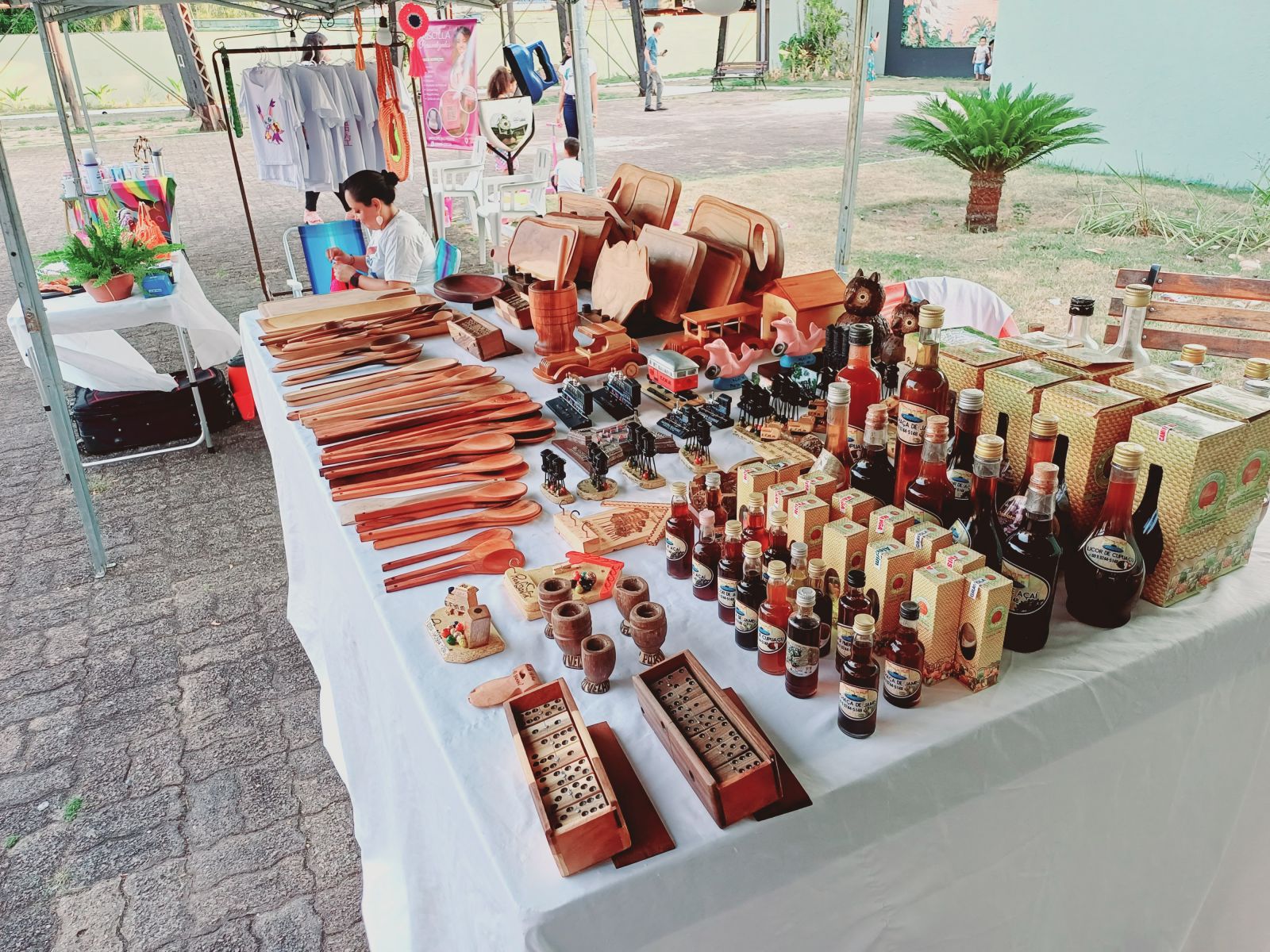 Os artigos variam entre artesanatos em madeira e até produtos naturais 
