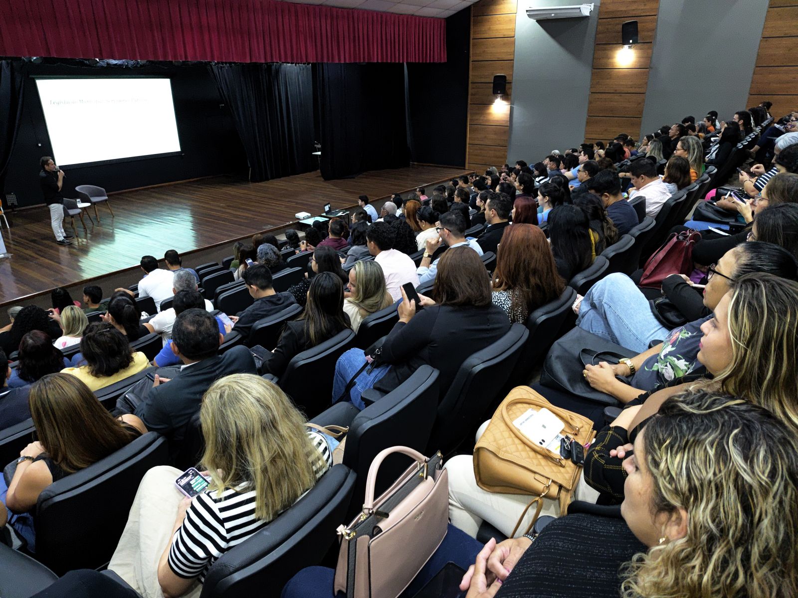 Capacitação acontece nesta terça (18) e quarta-feira (19), no Teatro Banzeiros